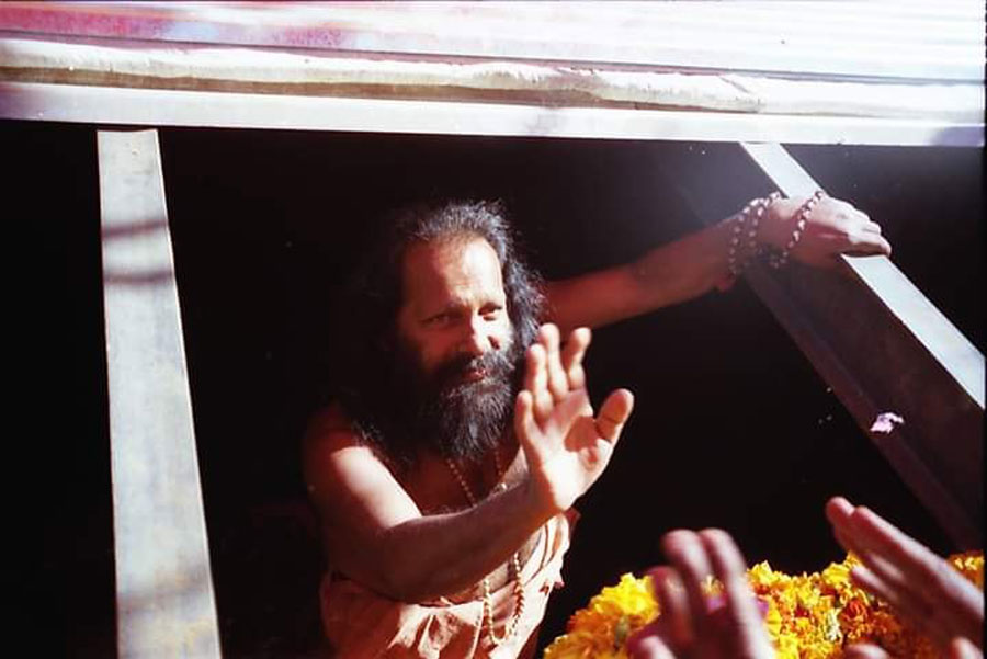 Махайогі Пілот Бабаджі демонструє стан Самадхі: йогічна наука трансформації енергії та подолання законів часу.