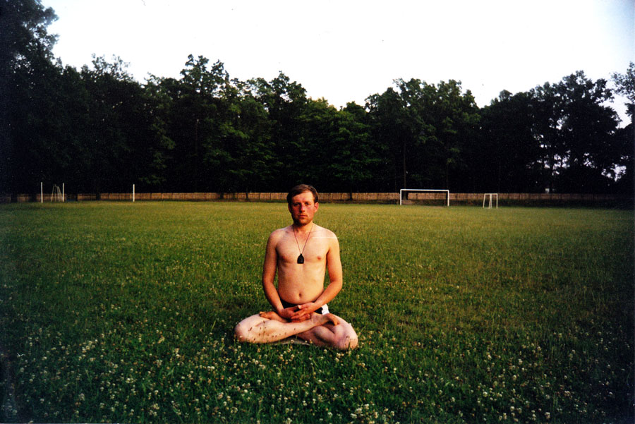 Йогі Іша в Падмасані. 2003 рік.