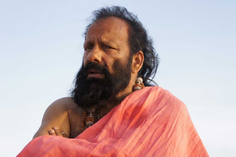 Символ індивідуального духовного шляху: внутрішня концентрація та вірність своєму Гуру попри зовнішні події – Йогі Іша.