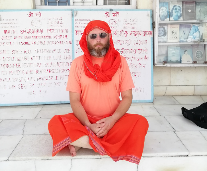 Йогі Іша в падмасані біля величезного дуба під час духовної практики на природі, інтерв’ю для онлайн-ЗМІ Swaviman.